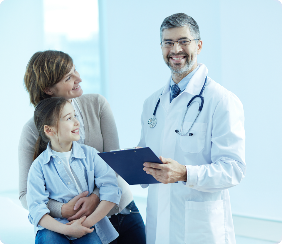 Imagem de um doutor sorrindo, juntamente com uma mulher e sua filha.